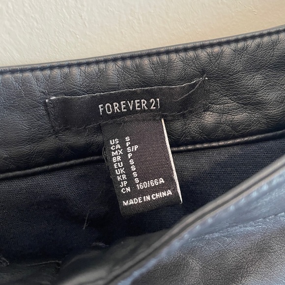 Classic Black leather skirt - Picture 2 of 3